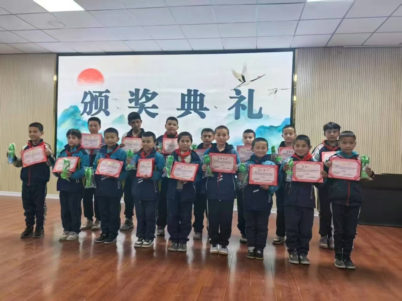 鑄牢中華民族共同體意識——新疆維吾爾自治區喀什地區岳普湖青少年活動中心：棋海爭鋒，少年“弈”彩飛揚