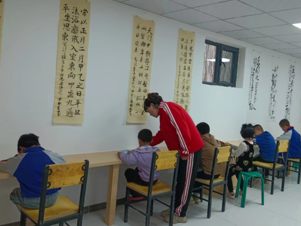 新疆維吾爾自治區喀什地區疏勒縣英爾力克鄉艾其庫其村關工委開展關心關愛兒童活動