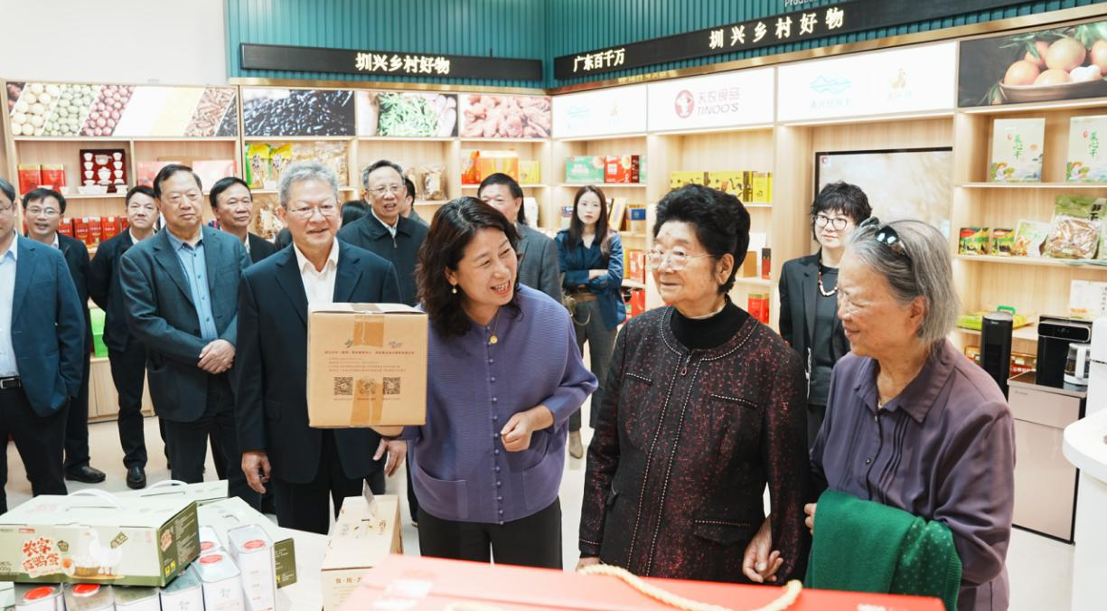 中國關工委主任顧秀蓮到廣東省深圳市調研關心下一代工作