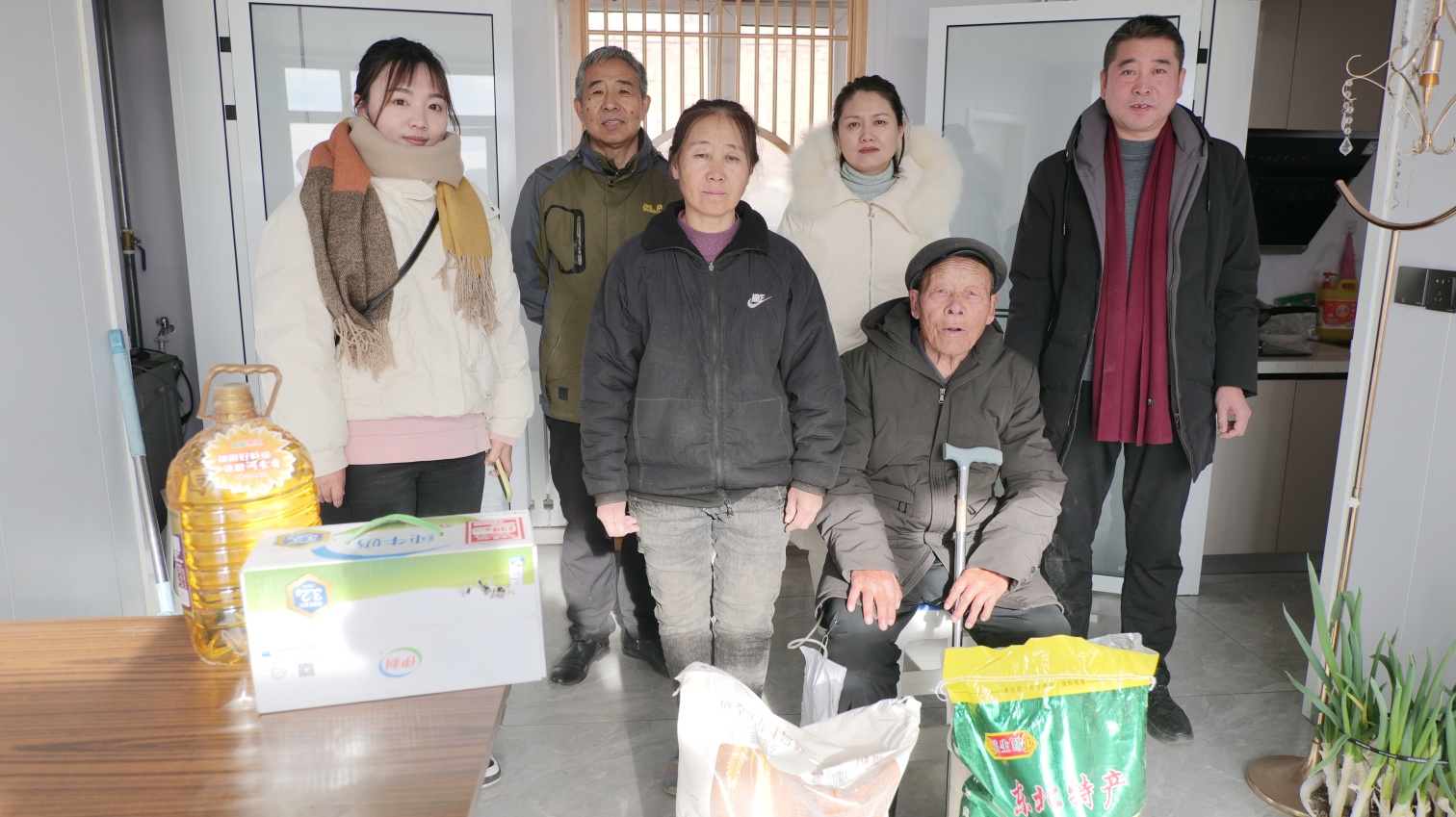 寒冬慰問行 情暖老兵心——內蒙古自治區赤峰市元寶山區草原藍哈達志愿者協會關工委開展慰問老兵活動