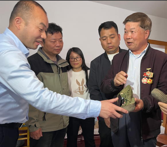 安徽省廬江縣泥河鎮關工委組織青年志愿者走訪榮獲全國二級戰斗英雄、一等功臣章憲老人