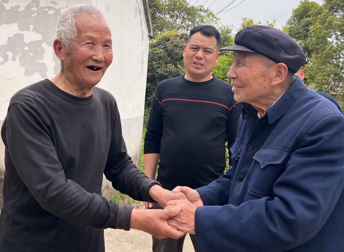 安徽省廬江縣泥河鎮關工委為圓老兵心愿 促兩戰友重逢