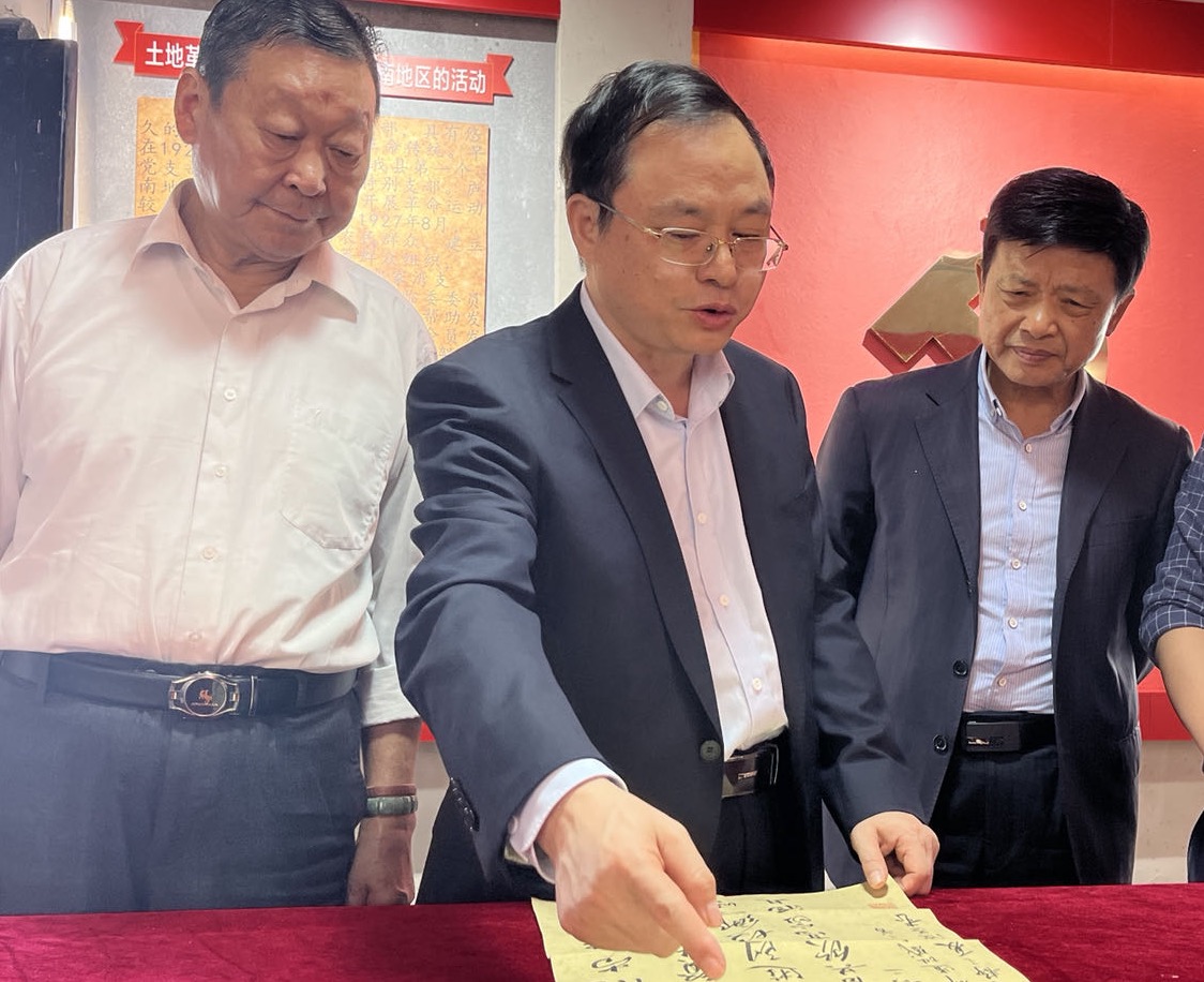 安徽省廬江縣“五老”志愿者來到泥河鎮，指導愛國主義教育基地建設