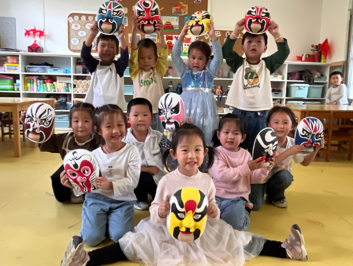 合肥市廬江縣泥河鎮中心學校關工委舉辦“傳統戲曲進校園”活動