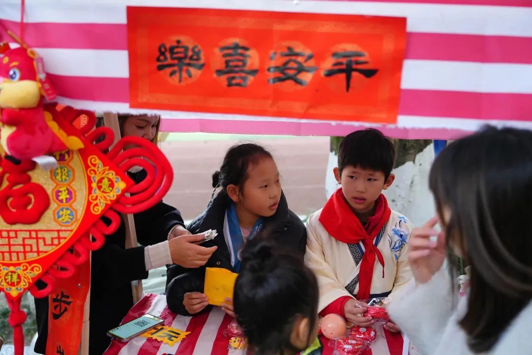 成都市金牛區金科路小學關工委開展“‘龍’重登場 年味‘龍’濃”活動