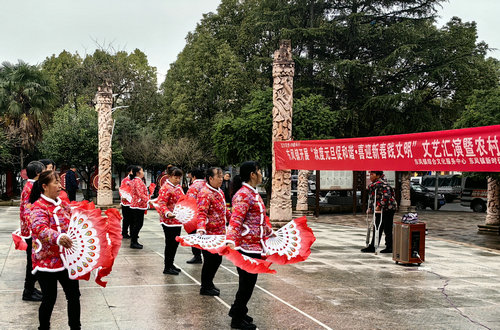 貴州省貴陽市烏當區(qū)東風鎮(zhèn)關(guān)工委開展“歡度元旦促和諧·喜迎新春踐文明”文藝匯演暨農(nóng)村“五治”宣傳活動