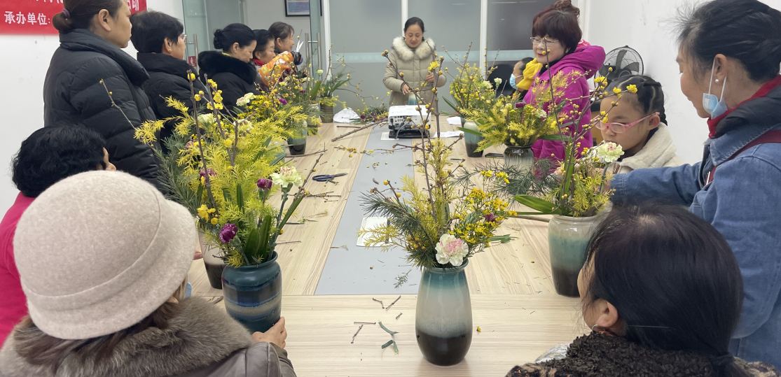 四川省成都市金牛區(qū)興盛社區(qū)關(guān)工委開展“小寒迎新年 臘月梅花開”中式花藝活動