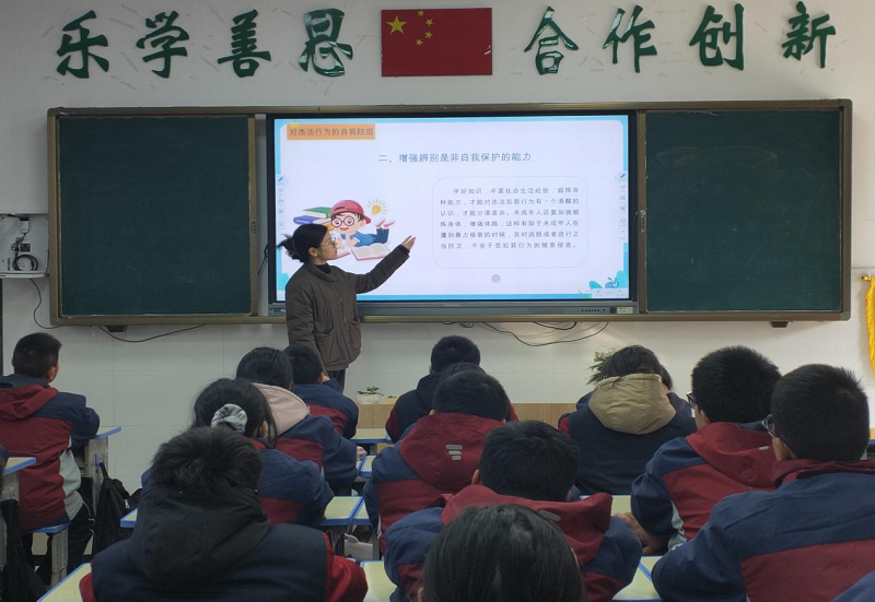 徐州經開區徐莊鎮關工委開展“普法宣傳進校園”活動