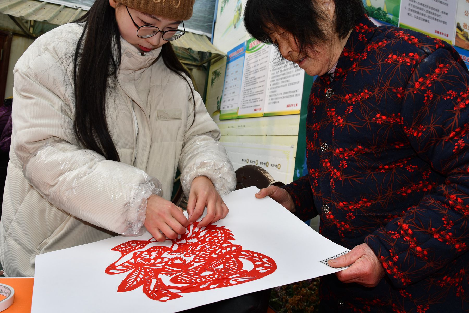 安徽省阜陽市阜南縣鹿城鎮解放社區關工開展“巧手剪紙心向黨 匠心弘揚非遺文化”活動