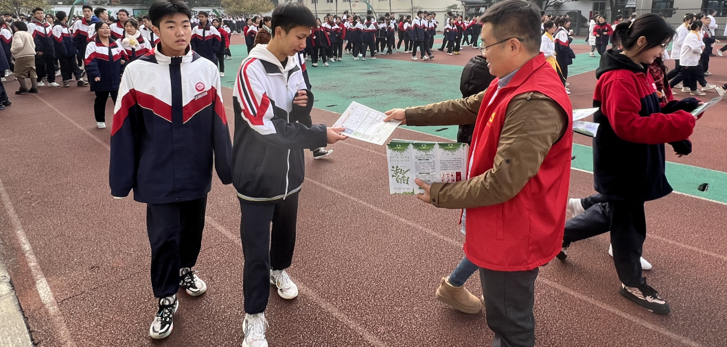 四川省成都市金牛區棗子巷社區關工委開展“我們的幸福棗巷-垃圾分類大家行”活動