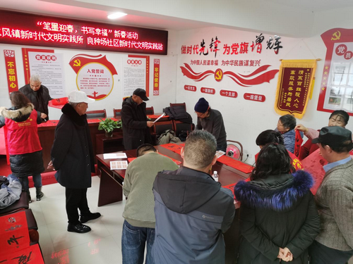 貴州省貴陽市烏當區東風鎮組織“五老”書法愛好者開展迎新春寫春聯送祝福活動