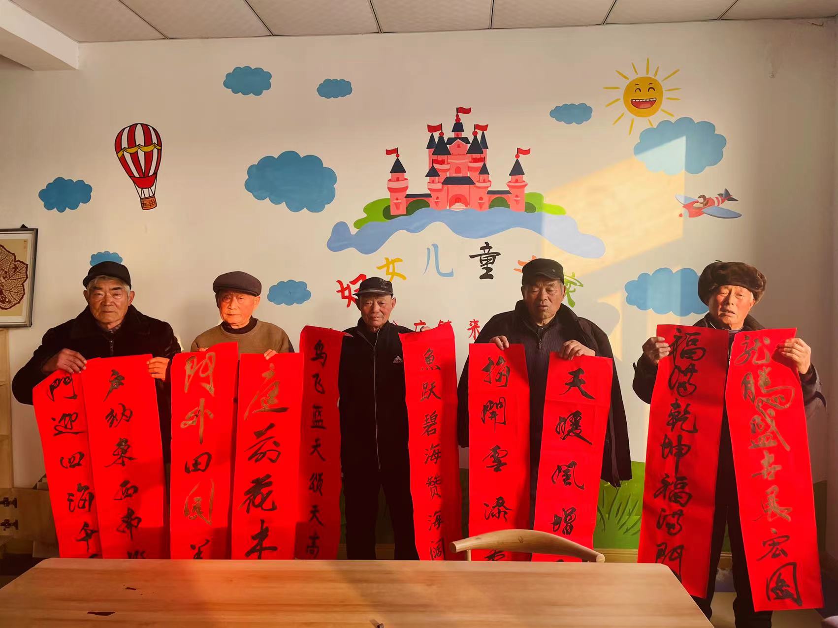 徐州經(jīng)開區(qū)徐莊鎮(zhèn)來安村關(guān)工委：書寫春聯(lián)送祝福 翰墨飄香迎新春