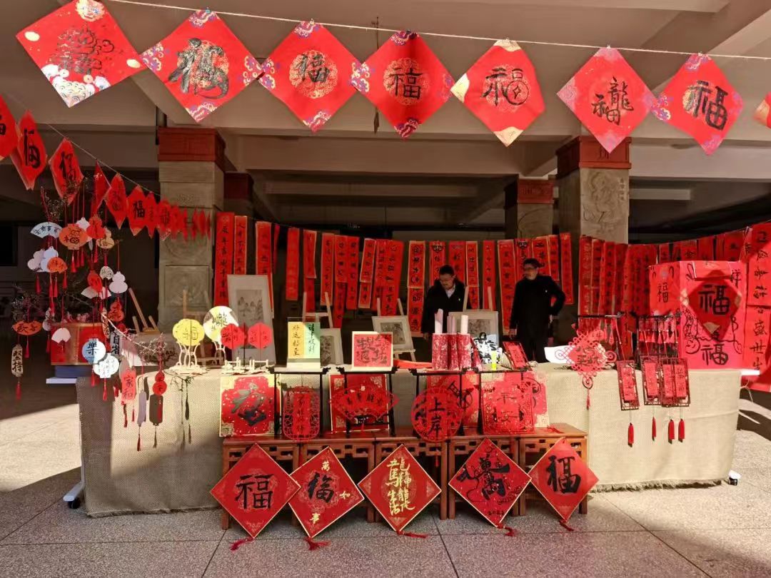 四川省涼山州鹽源縣關工委聯合鹽源縣中學校舉辦“寫好中國字·傳承中華魂”書法展覽