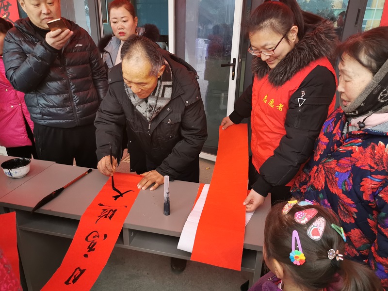 徐州經開區徐莊鎮龍田村關工委：福贈春聯祈平安，奮筆揮毫迎新春