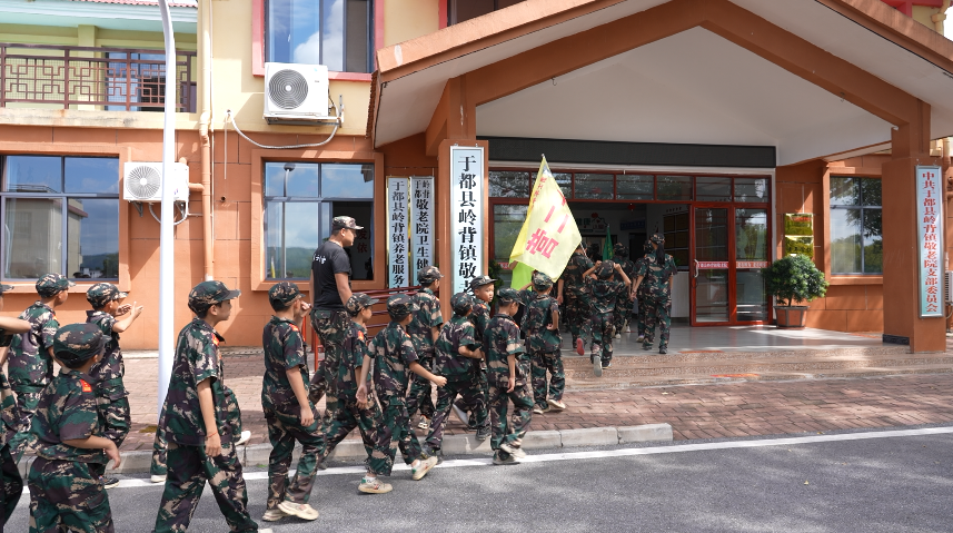贛州市于都縣關(guān)心下一代教育實(shí)踐基地組織學(xué)員赴嶺背鎮(zhèn)敬老院開(kāi)展關(guān)愛(ài)活動(dòng)