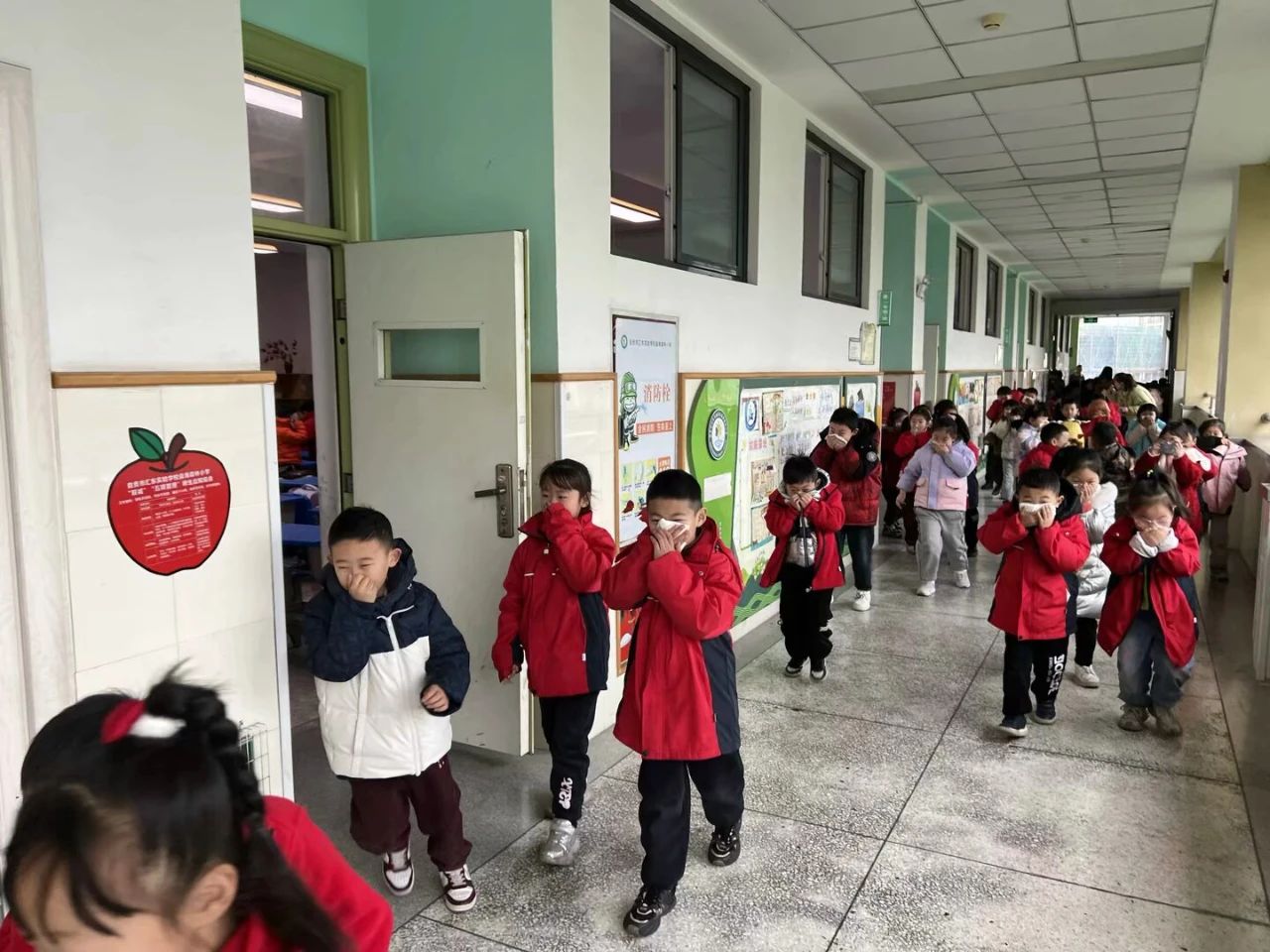消防應急疏散演練 學練結合常學常新 ——四川省自貢市燊海森林小學開展2025年學期消防疏散演練