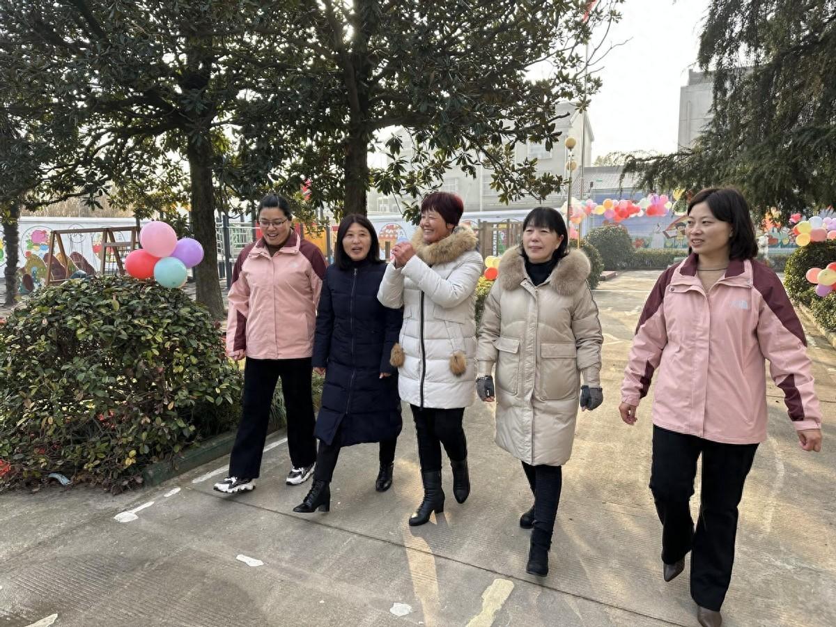 1704872365820374.jpg 元月5日,江蘇省泰州醫藥高新區(高港區)汪群幼兒園邀請“五老”志愿者齊夢月、封友芳等退休老教師走進幼兒園。2.jpg