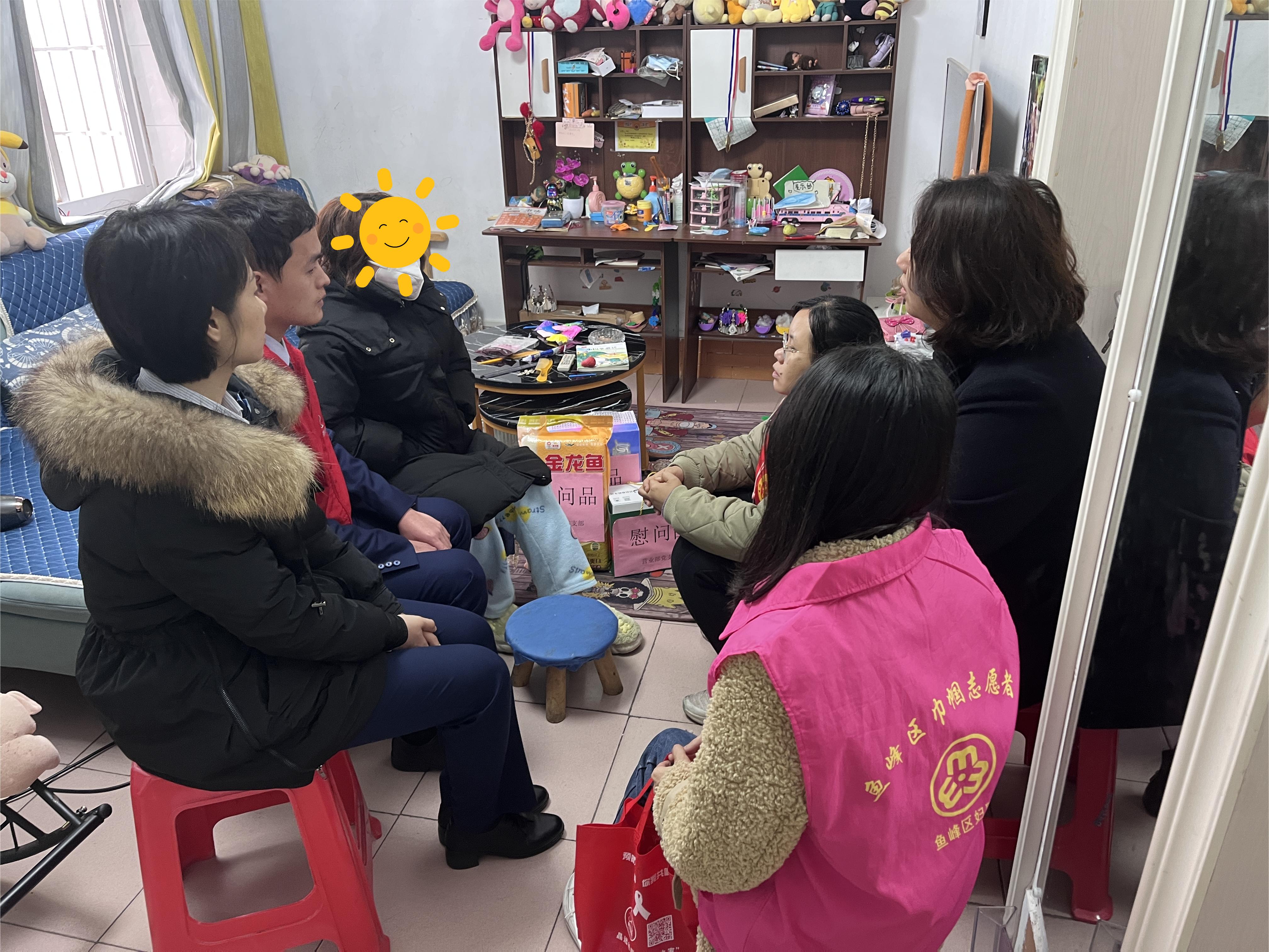 1705052552582201.jpg 圖為巾幗黨員志愿者們與困難群眾促膝而談.jpg