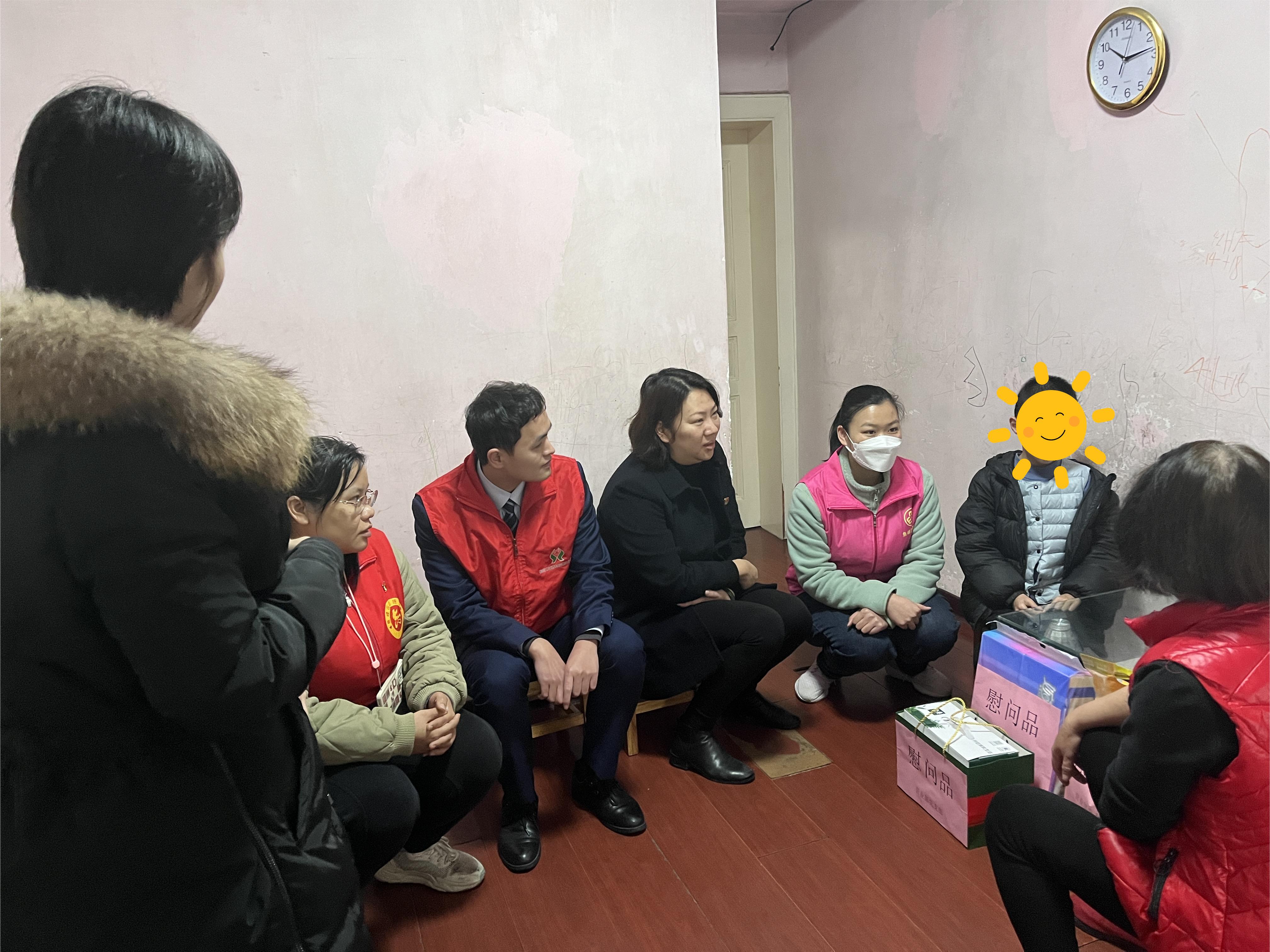 1705052559208670.jpg 圖為巾幗黨員志愿者們與困難群眾促膝而談1.jpg