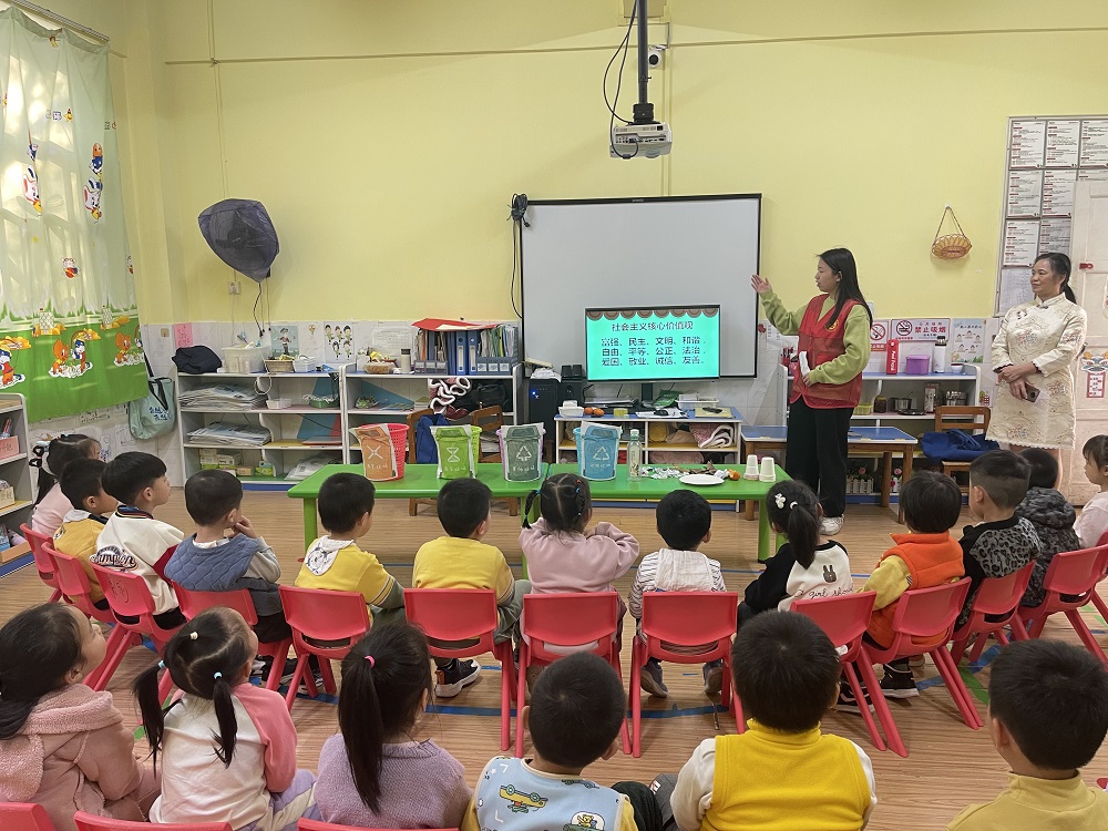 窯埠社區(qū)關工小組在東城啟迪幼兒園開展社會主義核心價值觀宣傳教育活動（2）1.jpg