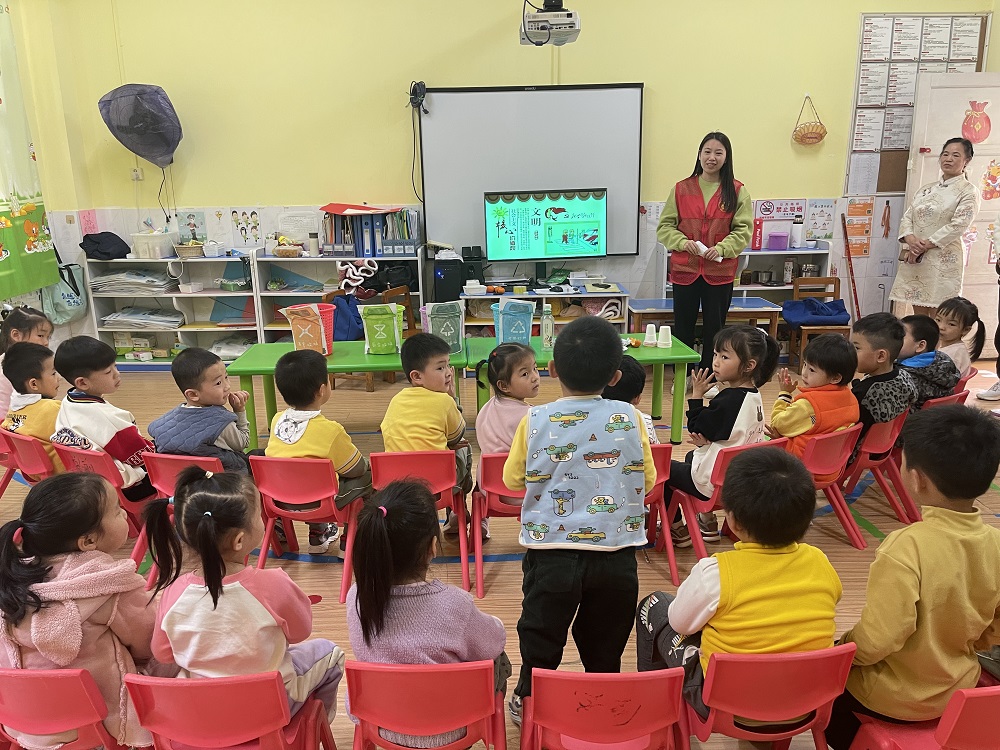 窯埠社區(qū)關工小組在東城啟迪幼兒園開展社會主義核心價值觀宣傳教育活動（3）1.jpg