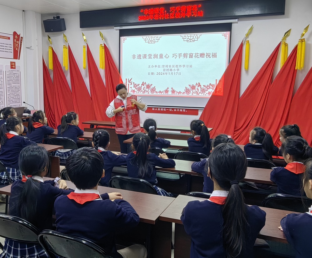 社區志愿者講解窗花知識1.jpg