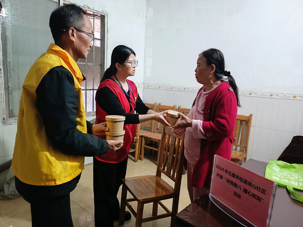 志愿者給低保老人送上臘八粥表達(dá)祝福1.jpg