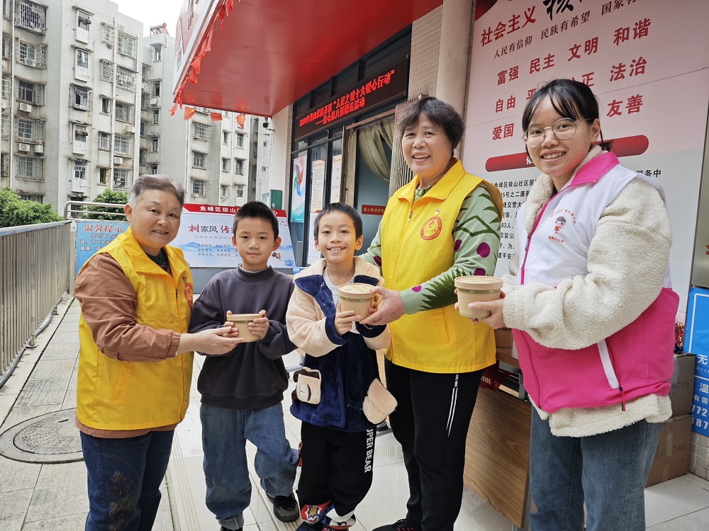 小朋友們領(lǐng)到臘八粥笑得合不攏嘴1.jpg