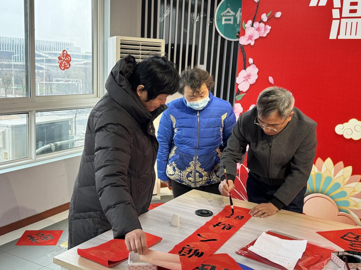 1喜迎龍年新春，倡樹文明新風。為進一步營造熱鬧喜慶的節日氛圍，野徐鎮康居社區關工委組織“五老”志愿者中的書法愛好者用濃墨傾情譜寫新春暖意，為群眾送上暖心祝福。.jpg