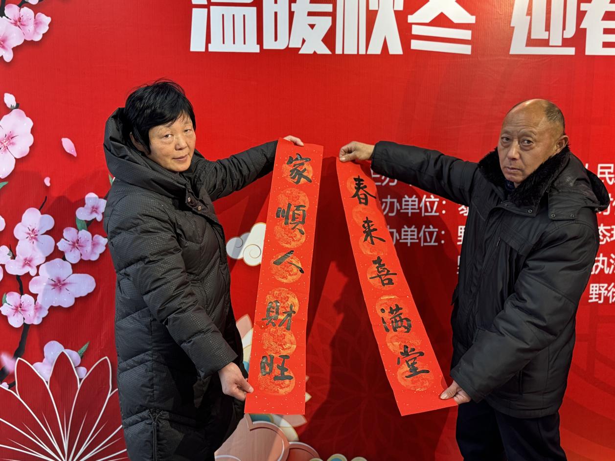 2喜迎龍年新春，倡樹文明新風。為進一步營造熱鬧喜慶的節日氛圍，野徐鎮康居社區關工委組織“五老”志愿者中的書法愛好者用濃墨傾情譜寫新春暖意，為群眾送上暖心祝福。.jpg
