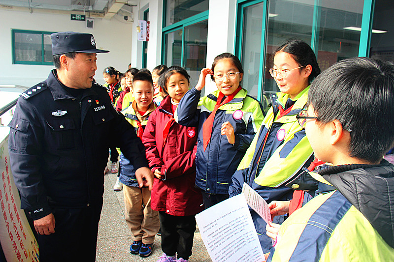 玄武湖街道關工委聯(lián)合開展法治宣傳進校園活動 (4).jpg