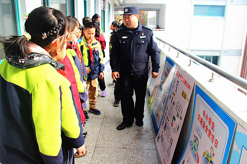 玄武湖街道關工委聯(lián)合開展法治宣傳進校園活動(1).jpg