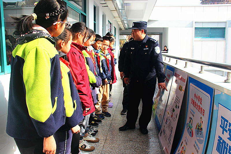 玄武湖街道關工委聯(lián)合開展法治宣傳進校園活動(2).jpg