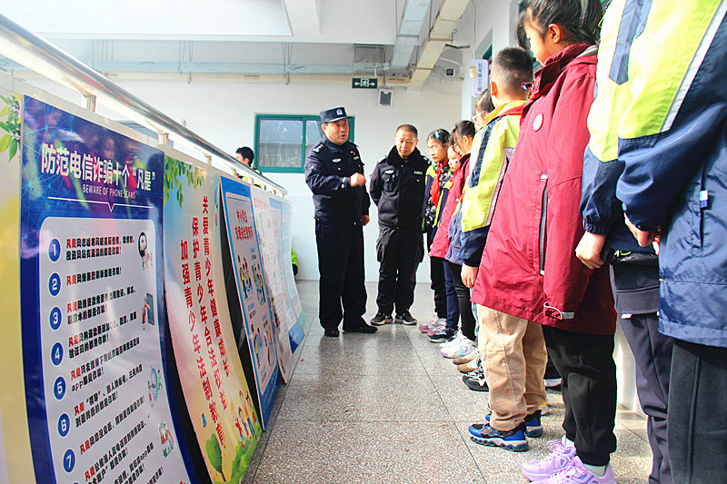 玄武湖街道關工委聯(lián)合開展法治宣傳進校園活動(3).jpg