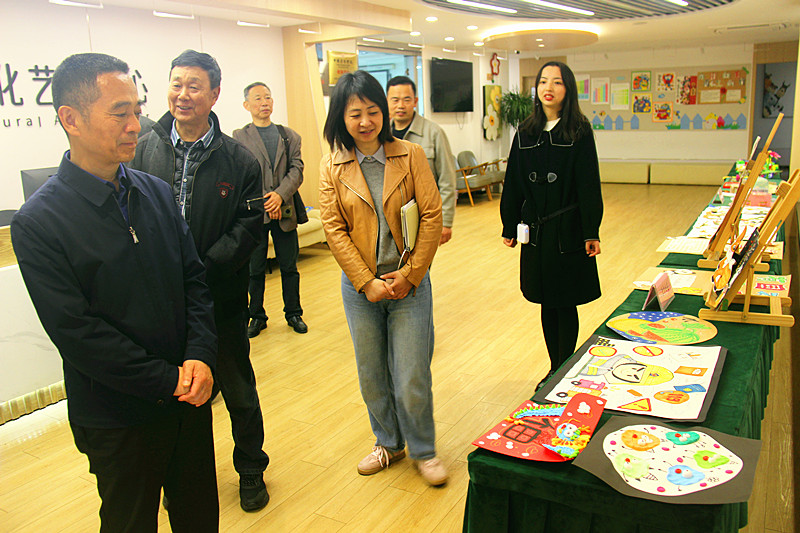 玄武區關工委調研玄武湖街道櫻駝花園社區關心下一代工作 (6).jpg