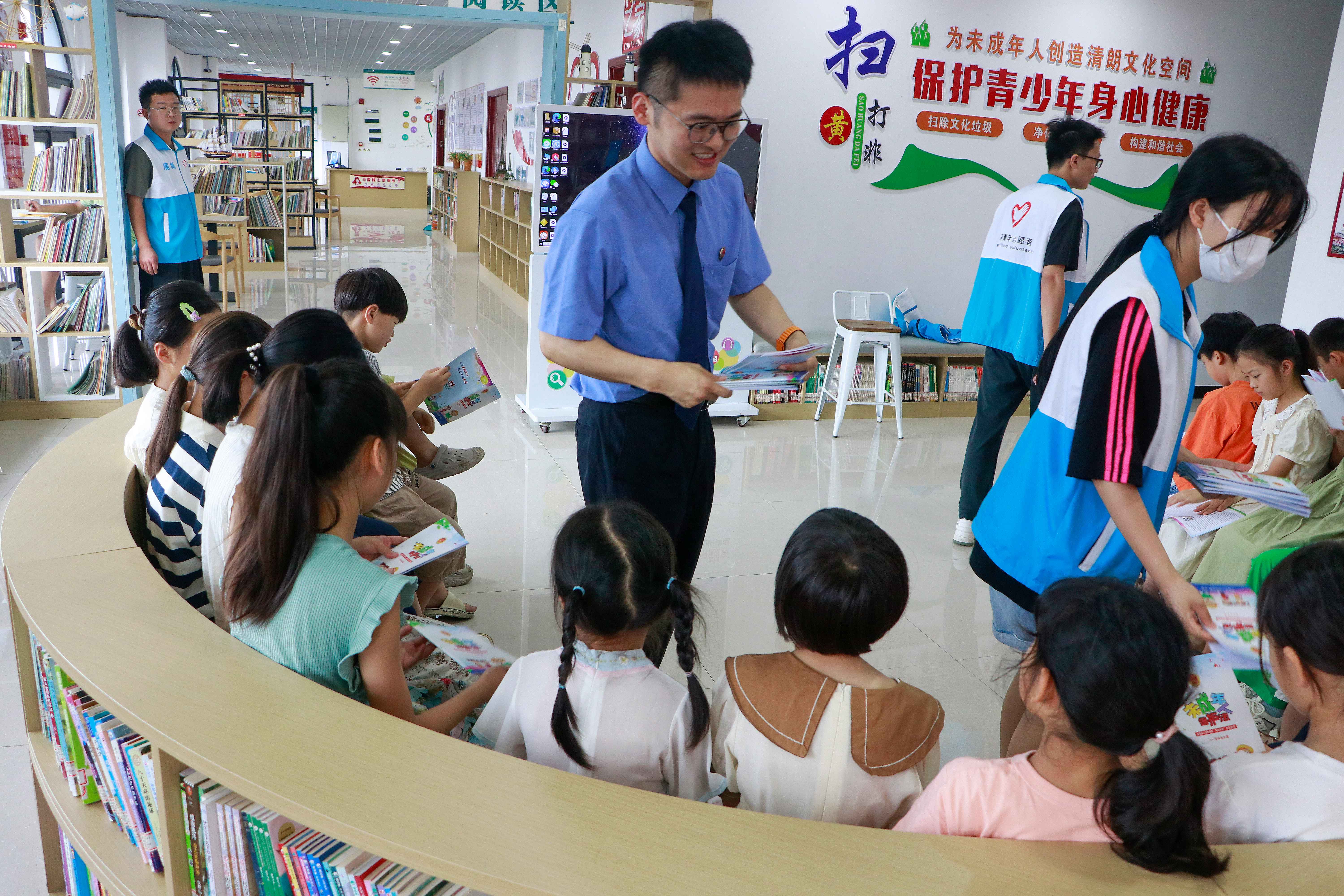 安徽省阜陽市阜南縣人民檢察院關工委開展暑期青少年普法宣傳活動2(1).jpg
