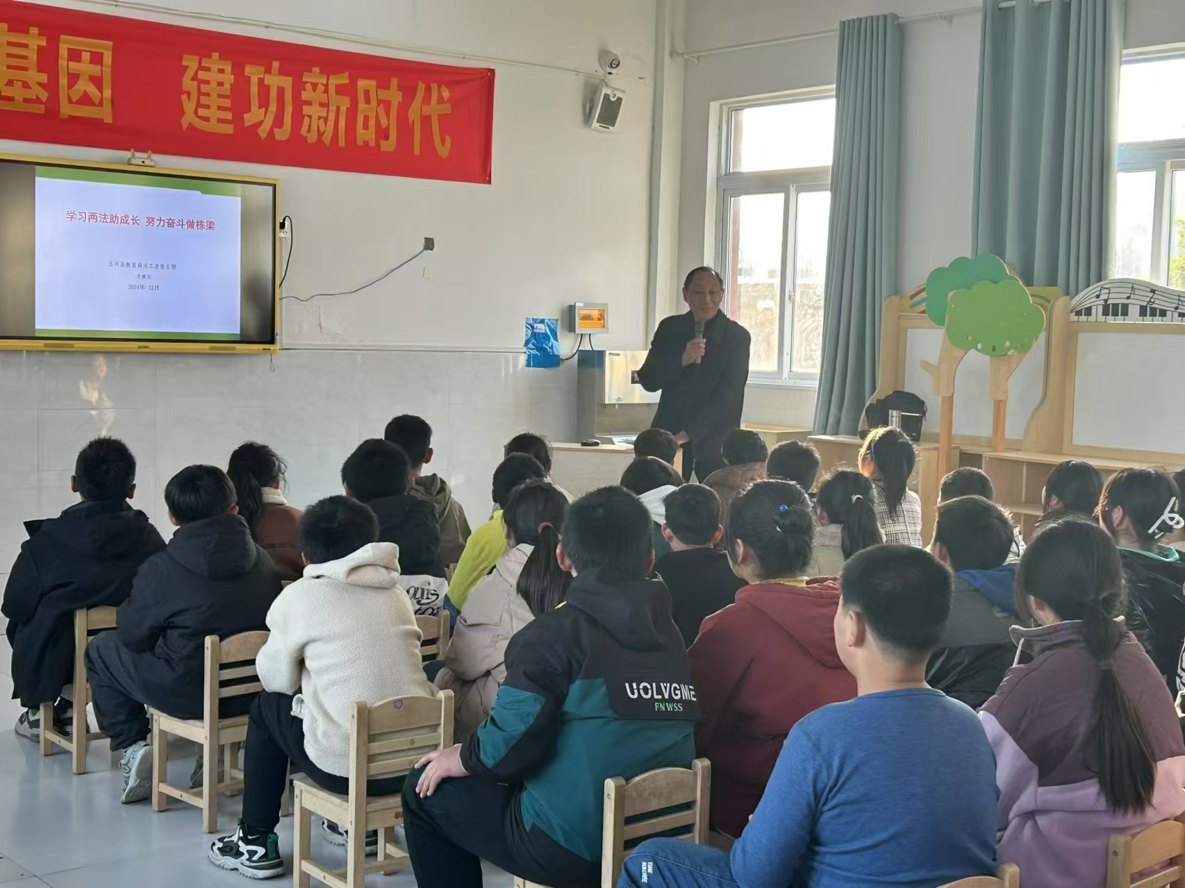 1733282640289630.jpg 法治宣傳進校園 老少同臺講“兩法”.jpg