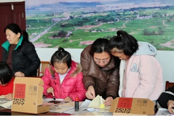 1734420495265033.jpg 志愿者帶領孩子們體驗活字印刷.jpg