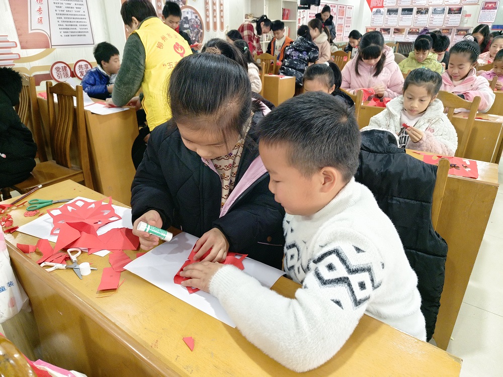 1736927592281320.jpg 青少年們互相幫助1.jpg