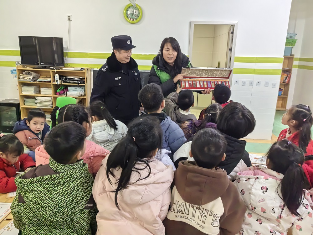 民警和禁毒社工向小朋友講解什么是毒品1.jpg