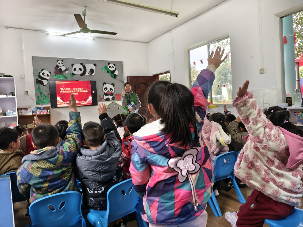 孩子們積極的舉手搶答問題33.jpg