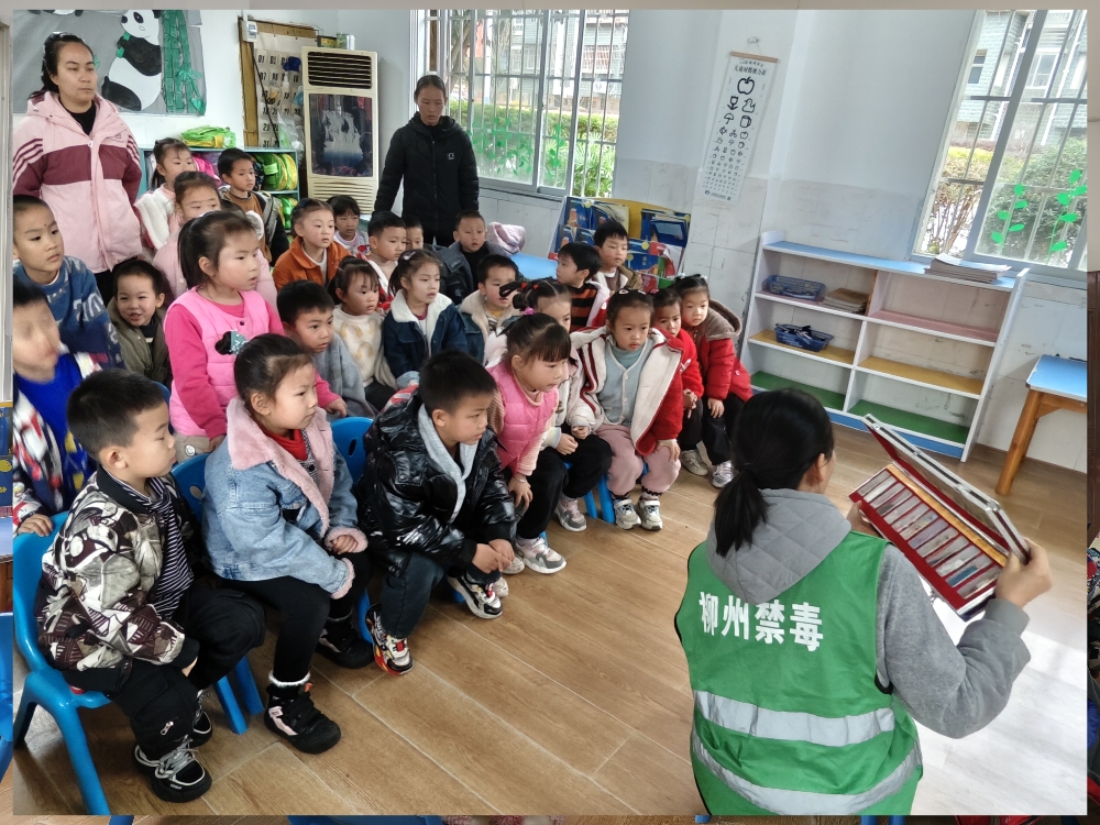 工作人員生動有趣的講解毒品知識和反詐知識22.jpg
