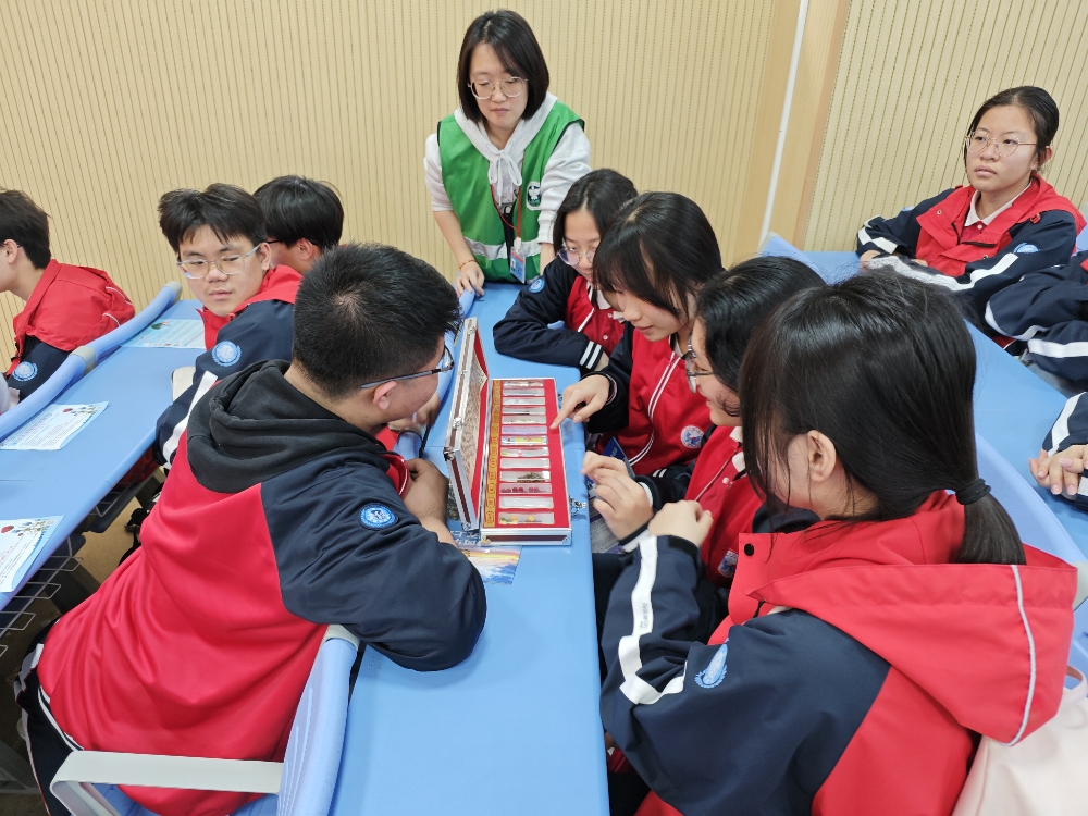 禁毒社工現場給同學們展示毒品仿真模型1.jpg