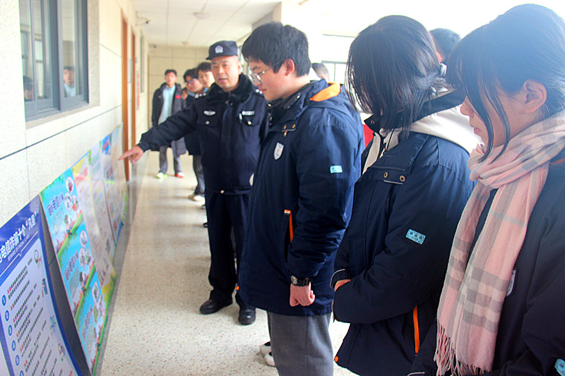 玄武湖街道關(guān)工委聯(lián)合開展校園反詐宣傳活動(dòng)，筑牢師生安全防線 (4).jpg