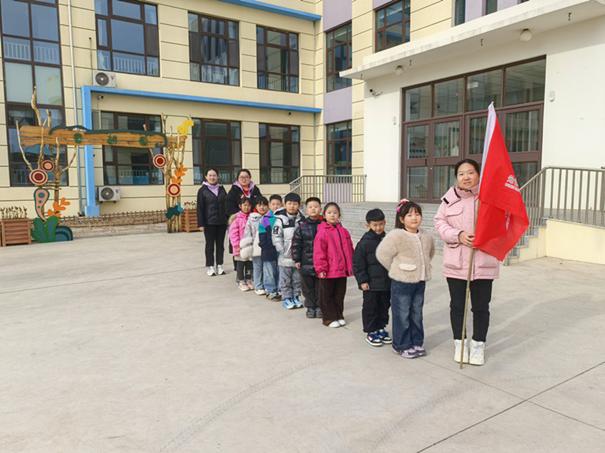 元寶山區(qū)第八幼兒園關(guān)工委“萌娃學(xué)雷鋒，愛心在行動(dòng)“活動(dòng)照片4_副本.jpg