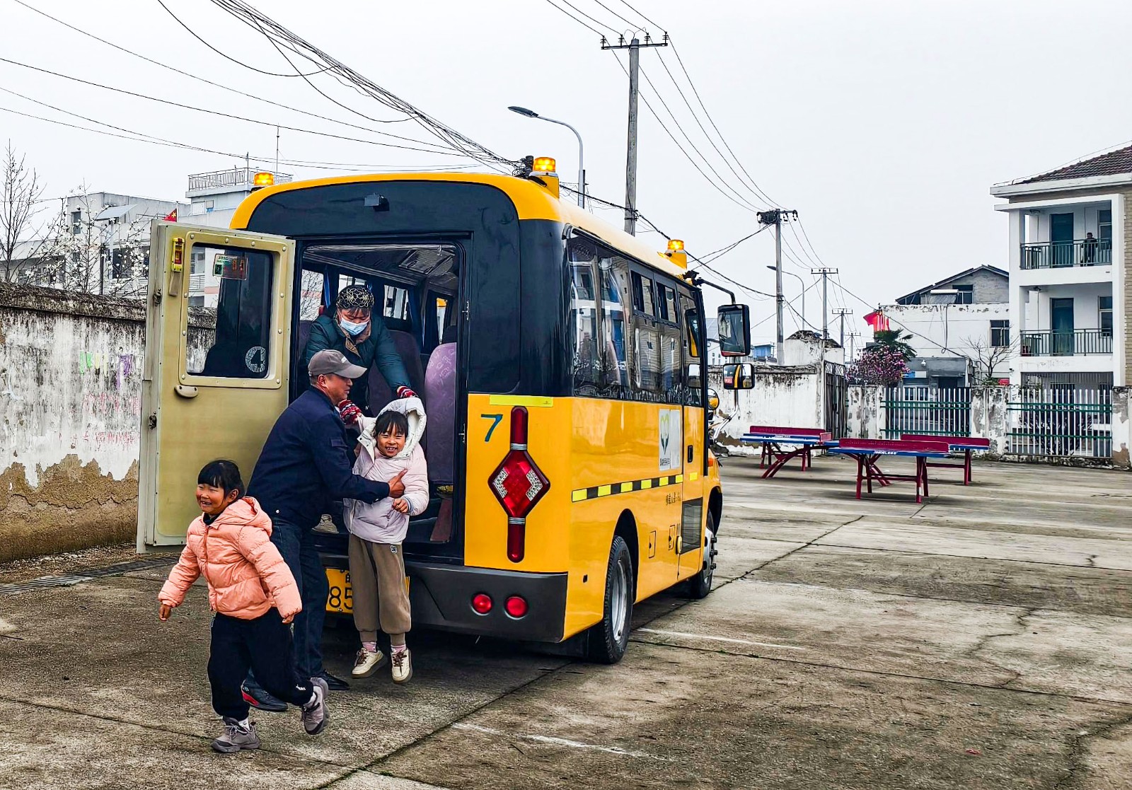 巢湖市廟崗鎮(zhèn)中心小學(xué)成功開(kāi)展校車逃生應(yīng)急演練.jpg