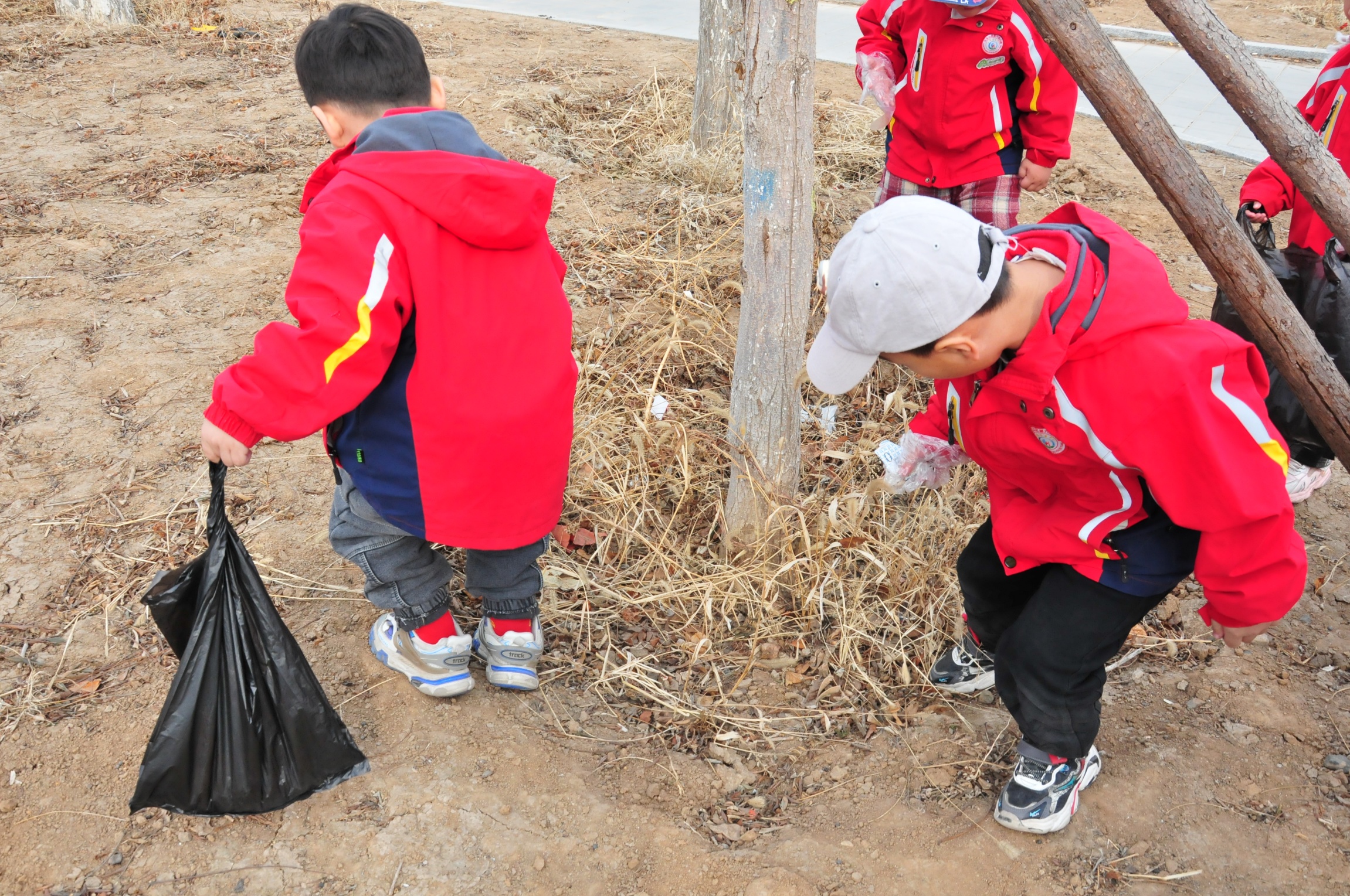 元寶山區(qū)第六幼兒園學(xué)雷鋒活動月活動照片10_副本.jpg