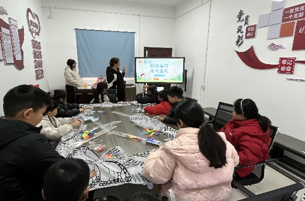 橫扇街道雙灣村關工委開展 “彩繪春日，紙鳶逐風”.png