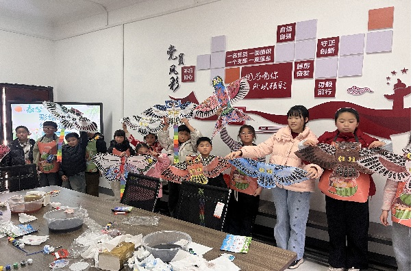 橫扇街道雙灣村關工委開展 “彩繪春日，紙鳶逐風”2.png