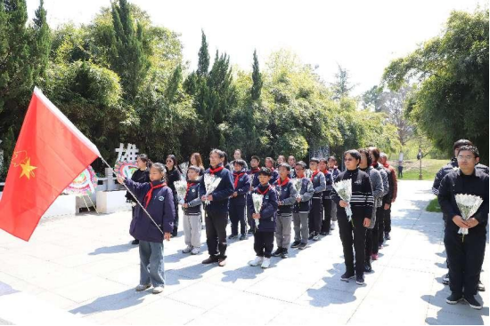 盛澤鎮關工委組織開展清明烈士祭掃活動.png